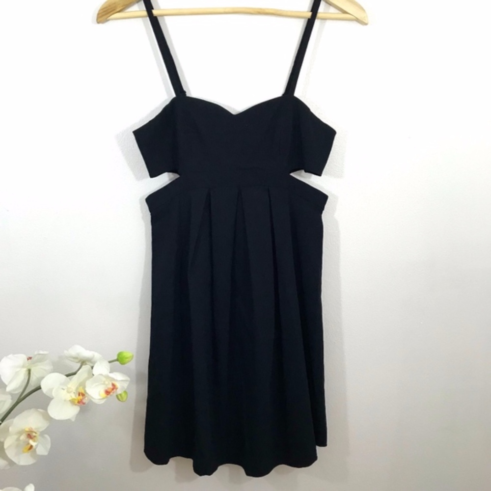 🔥Closing Sale🔥 NWT Black Side cutout Dress